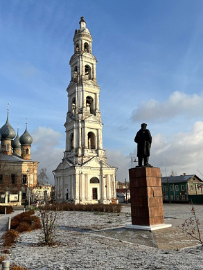 В центре Юрьевца стоит Ленин с дырой в голове